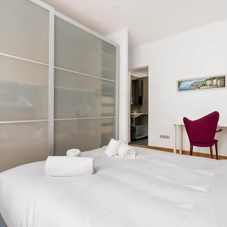 For Couples, Families And Groups, Center Apartment *