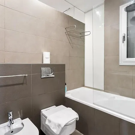 For Couples, Families And Groups, Center Apartment